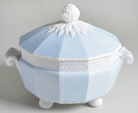 Perl Blue Round Covered Vegetable