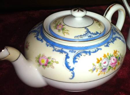 N1518 Teapot & Lid
