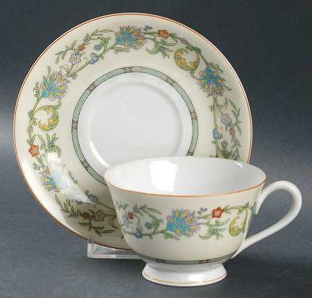 N1583 Footed Cup & Saucer Set