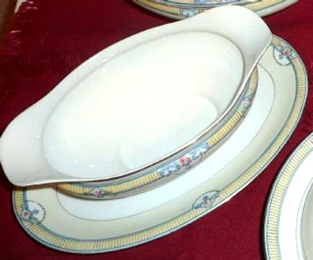 N1638 Gravy Boat with Attached Underplate