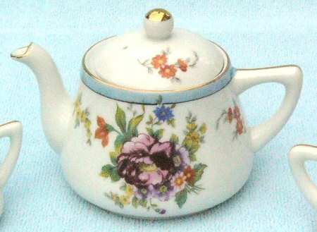 N1662 Child's Teapot & Lid