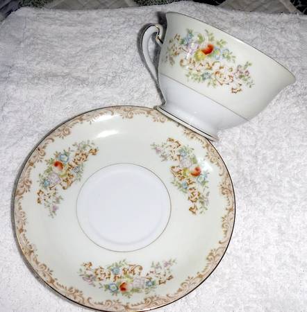 NAT39 Footed Cup & Saucer Set