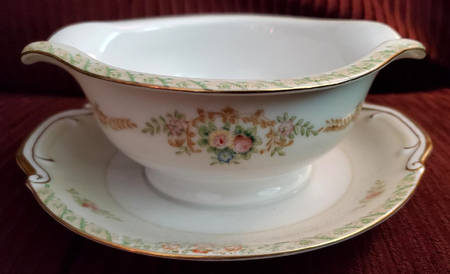 NAT40 Gravy Boat with Attached Underplate
