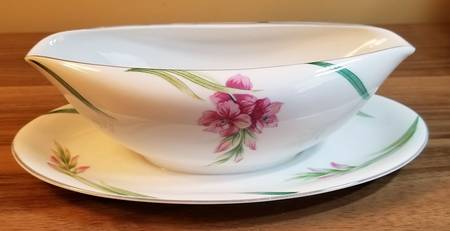 Karen (Gray Trim) Gravy Boat with Attached Underplate