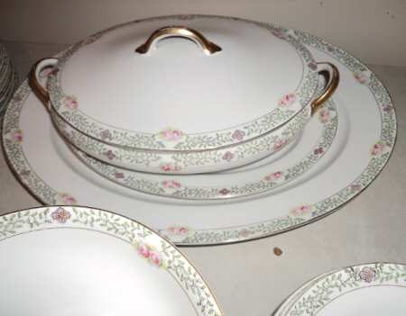 N1842 Oval Covered Vegetable