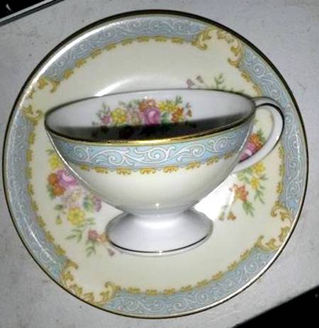 N1847 Footed Cup & Saucer Set