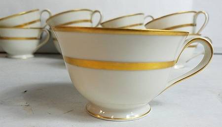 N1852 Footed Cup
