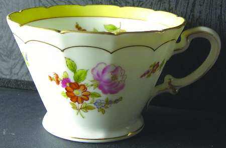 N1870 Footed Cup