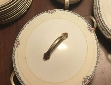 N1877 Round Covered Vegetable