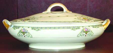 N1897 Oval Covered Vegetable