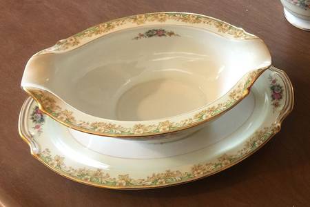 N1915 Gravy Boat with Attached Underplate