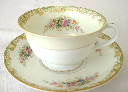 N1915 Footed Cup & Saucer Set