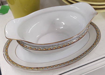 Peconic Gravy Boat with Attached Underplate
