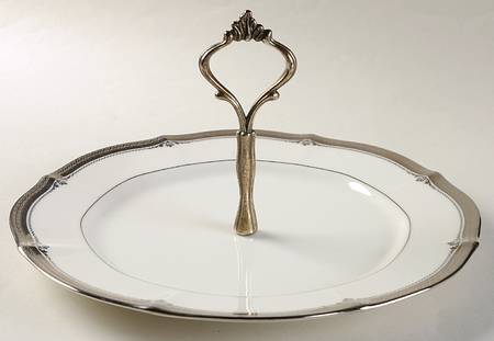 Stratford Platinum Round Serving Plate with Handle (DP)