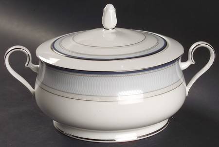 Crowne Platinum Round Covered Vegetable