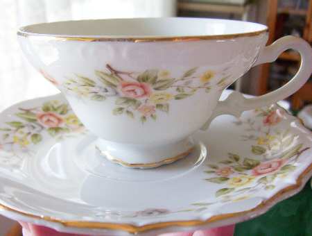 Roslyn Footed Cup & Saucer Set