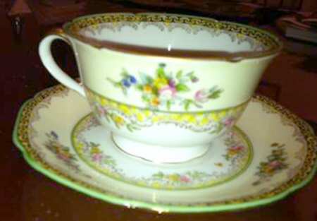 N2133 Footed Cup & Saucer Set