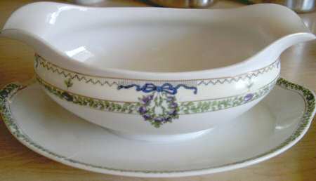 N2320 Gravy Boat with Attached Underplate