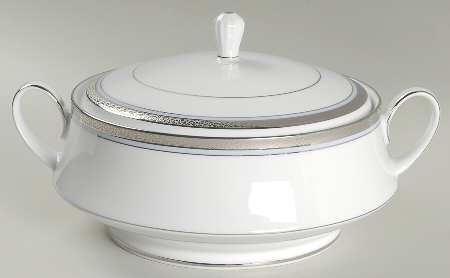 Piedmont Platinum Round Covered Vegetable
