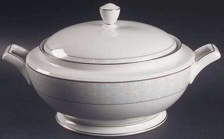 Aria Platinum Round Covered Vegetable