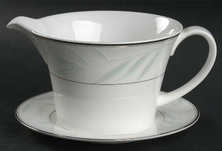 Les Feuilles Round Gravy Boat & Bread and Butter Stand