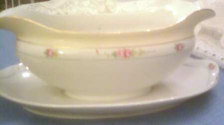 N2443 Gravy Boat with Attached Underplate