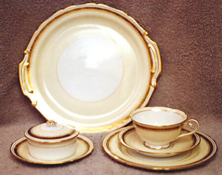 Garfield (Scalloped) Handled Cake Plate