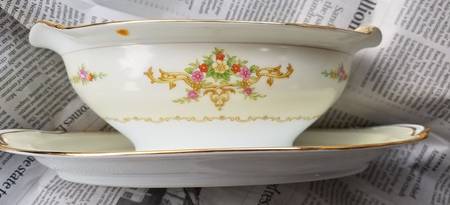 N2463 Gravy Boat with Attached Underplate