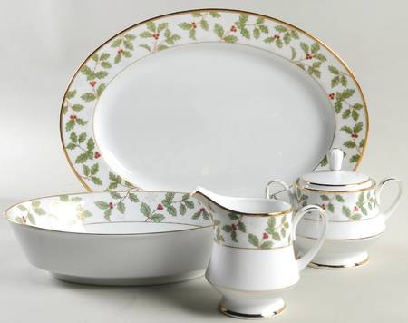 Holly and Berry Gold 5 Piece Hostess Set