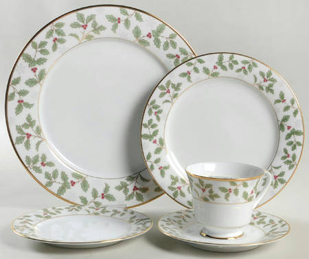 Holly and Berry Gold 40 Piece Estate Set