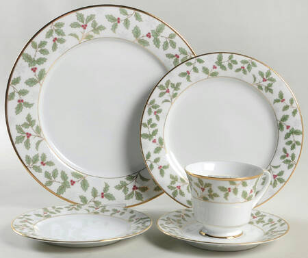 Holly and Berry Gold 40 Piece Estate Set