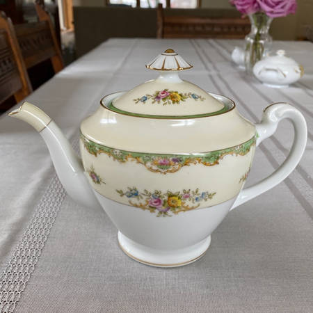 N2748 Teapot & Lid