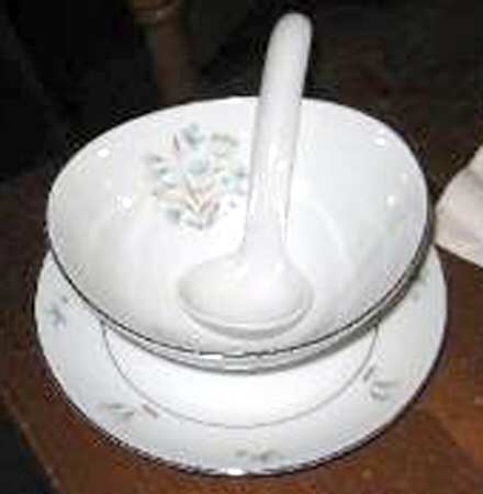 Sonata Gravy Boat with Attached Underplate