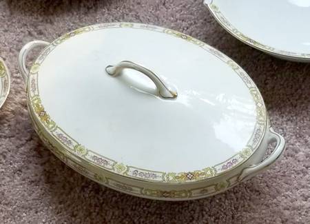 N2877 Oval Covered Vegetable