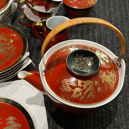 Laurel (Red Background) Teapot & Lid