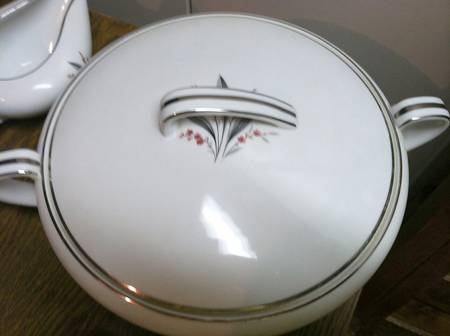 N3128 Round Covered Vegetable