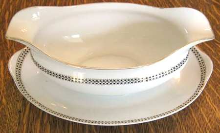 N2616 Gravy Boat with Attached Underplate