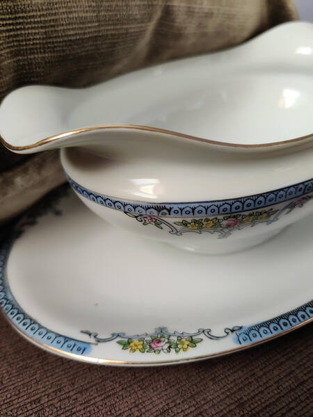 N3881 Gravy Boat with Attached Underplate