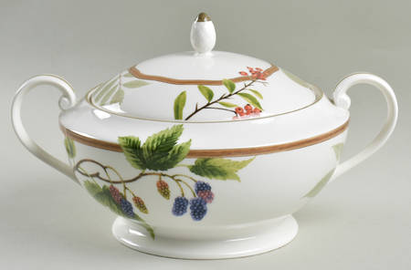 Berries & Brambles 2.75 Qt Round Covered Casserole