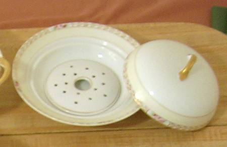 N3665 Round Covered Butter with Strainer