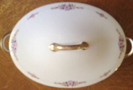 N7355 Oval Covered Vegetable
