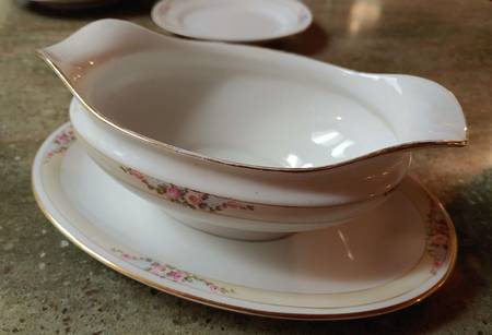 N4287 Gravy Boat with Attached Underplate