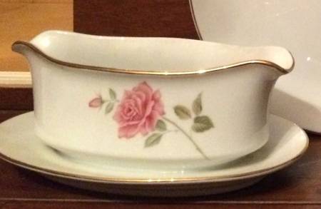 R113 Gravy Boat with Attached Underplate