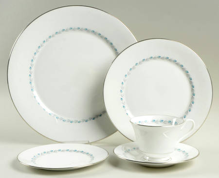 Bluefield 5 Piece Place Setting by Oxford (Div of Lenox)