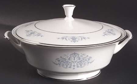 Bryn Mawr Round Covered Vegetable