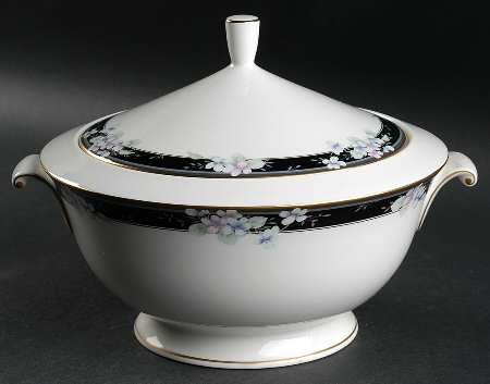 Refinement Black 2 Qt Round Covered Casserole