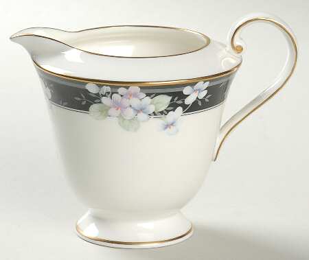 Refinement Black Creamer