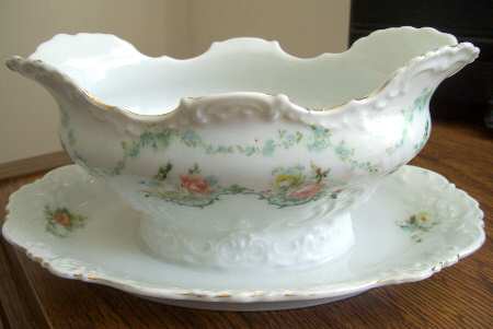 OHM82 Gravy Boat with Attached Underplate