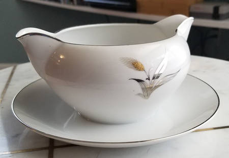 ORH1 Gravy Boat with Attached Underplate