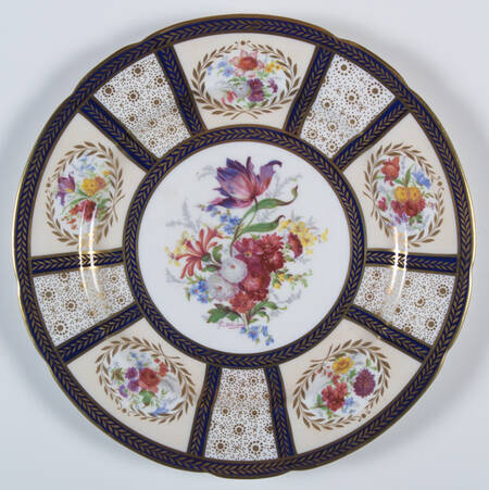 8902 (Scalloped) Large Dinner Plate